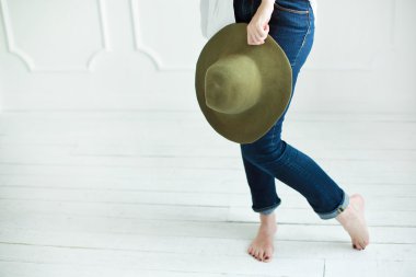 Kız holding şapkası