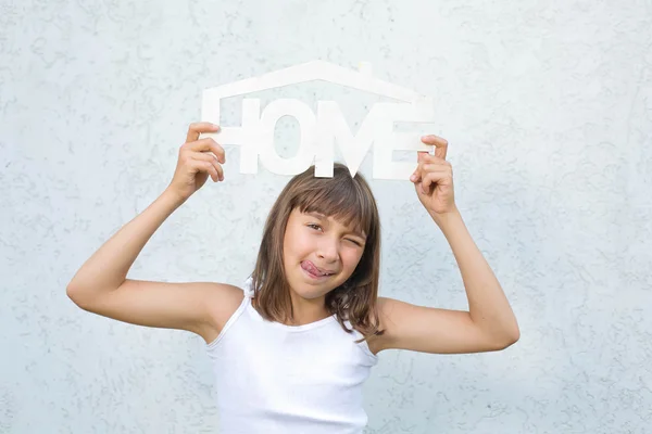 Niña sosteniendo un cartel de madera —  Fotos de Stock