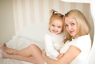 Anne ve kızı sarılma bir