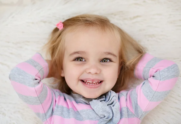 Ευτυχισμένο παιδί κορίτσι — Φωτογραφία Αρχείου