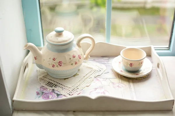 Théière et tasse sur un plateau — Photo