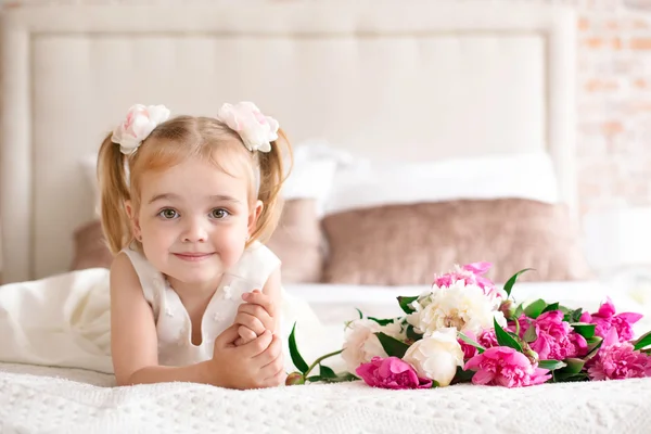 Mooi meisje liggend op het bed — Stockfoto