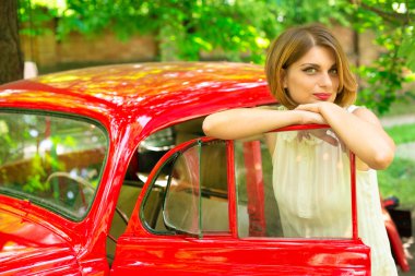 Güzel kız ve kırmızı retro araba