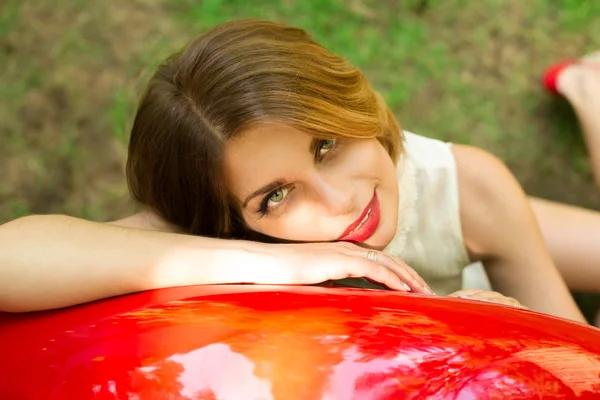 Piękna dziewczyna i czerwony samochód retro — Zdjęcie stockowe