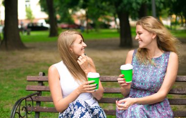 Kahve içme gülümseyen genç kadın