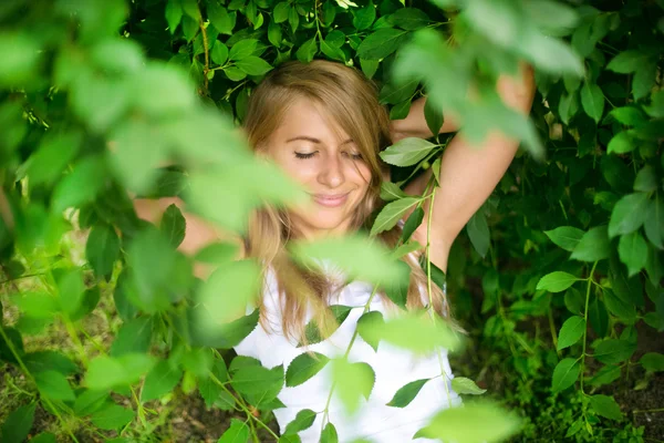 Roztomilá dívka v trávě — Stock fotografie