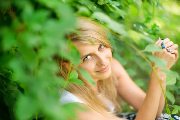 Söt flicka vilar i gräset — Stockfoto