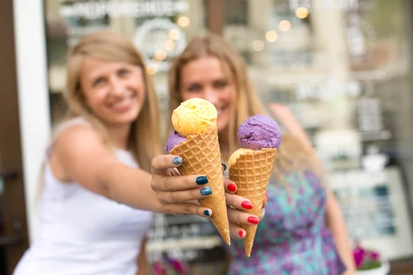 Amigos do sexo feminino comer sorvete — Fotografia de Stock
