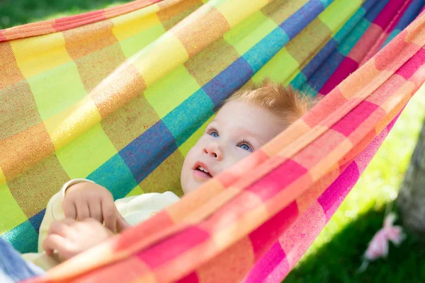 Söt baby boy vilar på hängmatta — Stockfoto