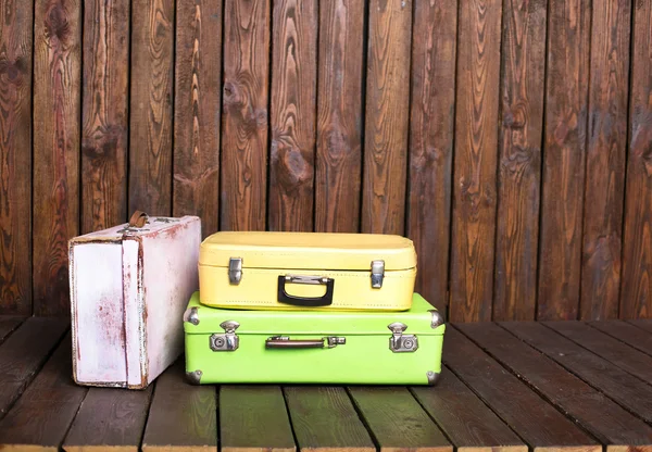 Koffer auf Holztisch — Stockfoto