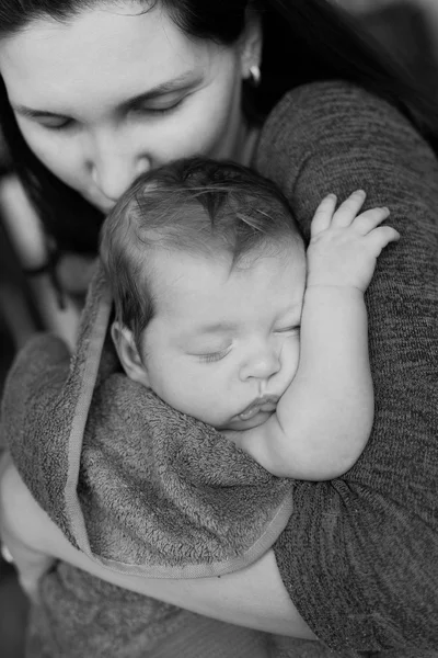 Slapen Pasgeboren Jongetje Handen Van Moeder — Stockfoto