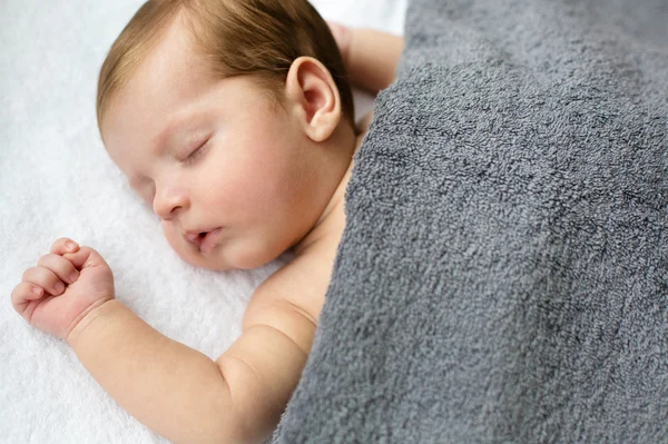 Neugeborener Junge im Bett. — Stockfoto