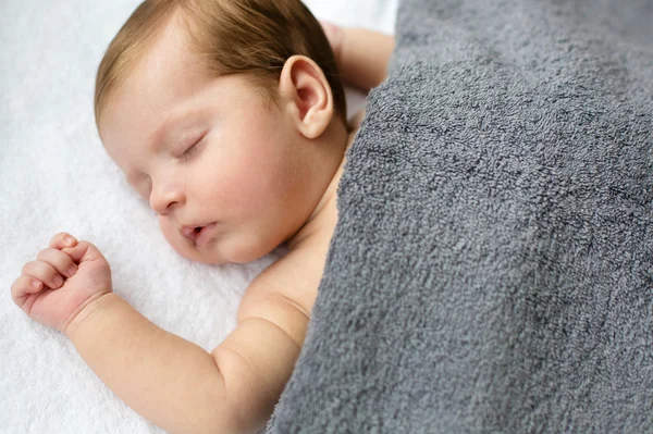 Menino recém-nascido na cama . — Fotografia de Stock