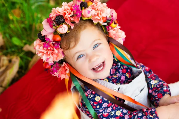 Fröhliches kleines Kind, kleines Mädchen lacht und spielt im Herbst — Stockfoto