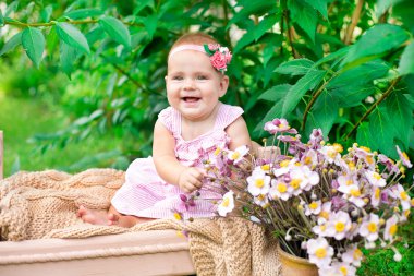 gülen ve having fun açık havada küçük kız