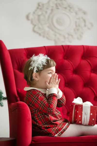 Gelukkig klein lachend meisje met kerst geschenkdoos. — Stockfoto