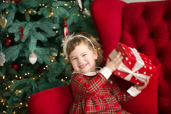 Mutlu, küçük, gülümseyen kız Noel hediyesi kutusuyla. — Stok fotoğraf