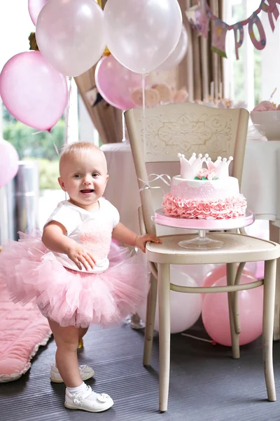 Niña idéntica hermana gemela. pastel de cumpleaños decorado nosotros — Foto de Stock