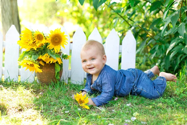 Malá holčička s úsměvem a zábava venku — Stock fotografie