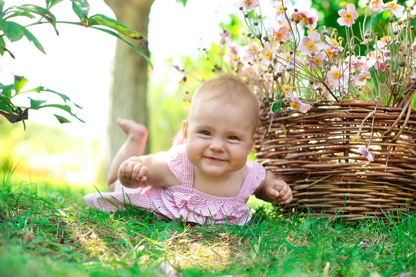 Mała dziewczynka uśmiechając się i zabawy na świeżym powietrzu — Zdjęcie stockowe