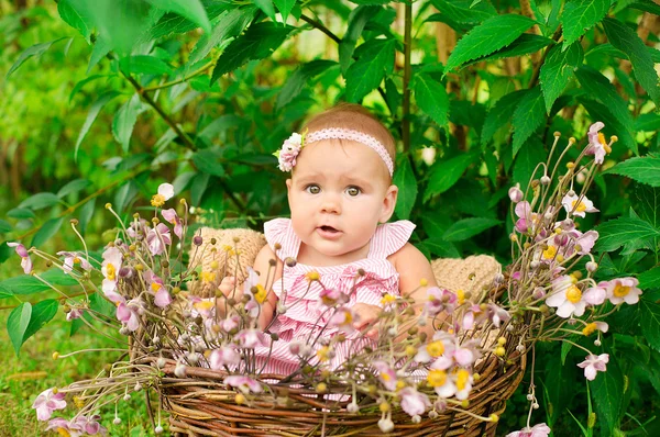 Liten flicka leende och ha kul utomhus — Stockfoto