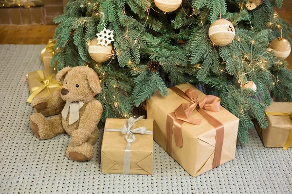 Natale e Capodanno decorato sala interna con regali e — Foto Stock