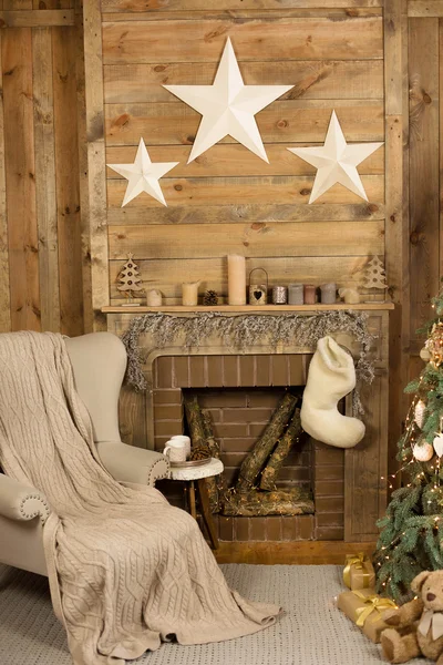 Weihnachten und Neujahr dekorierten Innenraum mit Geschenken und — Stockfoto