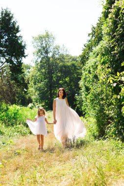 Çocuklar parkta annemle