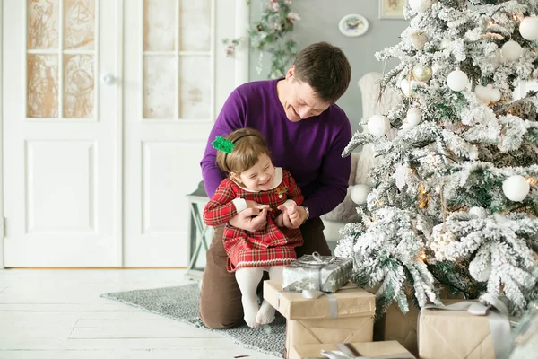 Padre e hija cerca del árbol de Navidad . —  Fotos de Stock
