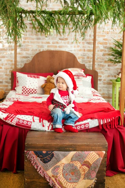 Pojke med Santa dräkt — Stockfoto