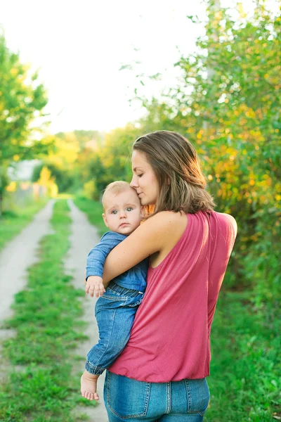 Mujer joven con su pequeño bebé —  Fotos de Stock