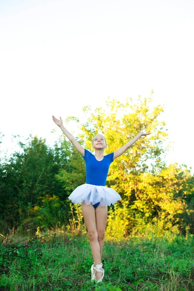 Красивая балерина на природе — стоковое фото