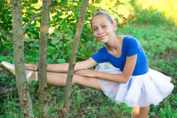Krásná baletka v přírodě — Stock fotografie