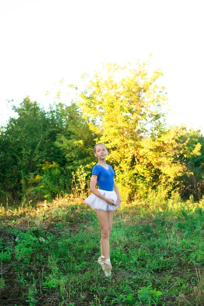 Krásná baletka v přírodě — Stock fotografie