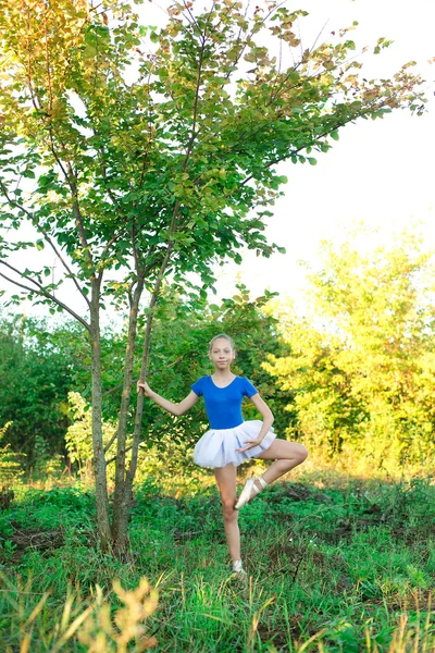 Красивая балерина на природе — стоковое фото