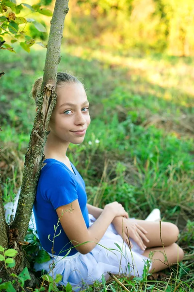 Beautiful ballerina  in nature — Stock Photo, Image