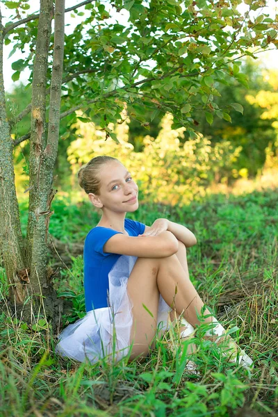 Schöne Ballerina in der Natur — Stockfoto