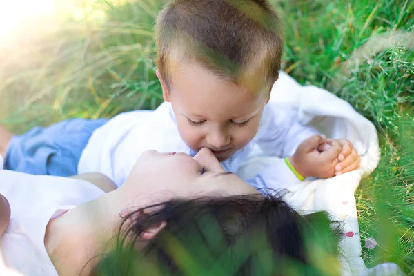 Pequeno filho beija sua mãe — Fotografia de Stock