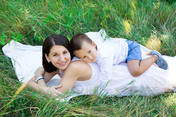 Mãe com filho na natureza — Fotografia de Stock