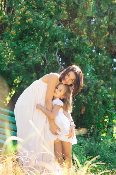 Madre e hija abrazándose en el parque —  Fotos de Stock