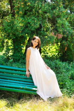 Parkta bankta oturan kadın 