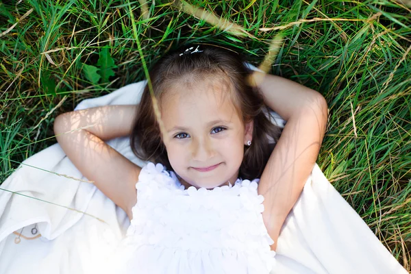 Menina descansando na natureza — Fotografia de Stock