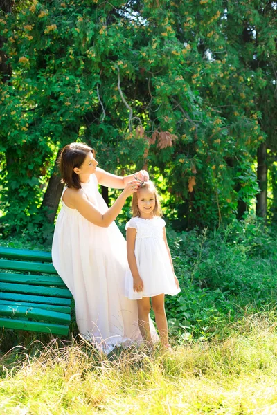 Anne ve kızı parkta. — Stok fotoğraf