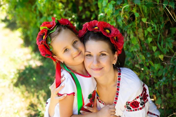Mãe e filha em trajes ucranianos nacionais — Fotografia de Stock