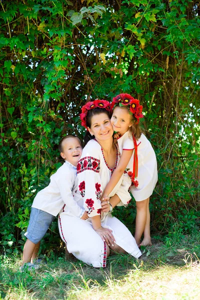 Mamá con niños en trajes nacionales ucranianos —  Fotos de Stock