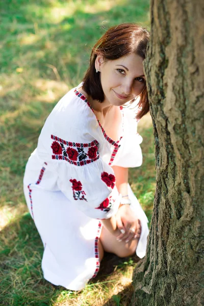 Mujer en la ropa ucraniana en la naturaleza — Foto de Stock