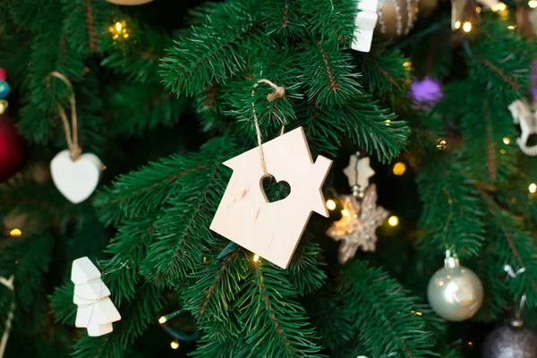 Addobbi natalizi sull'albero di Natale — Foto Stock