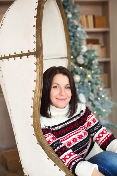 Femme près du sapin de Noël — Photo