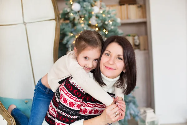 Mamma och dotter nära julgranen — Stockfoto