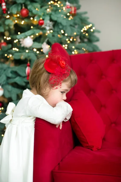 Mädchen in der Nähe des Neujahrsbaums — Stockfoto